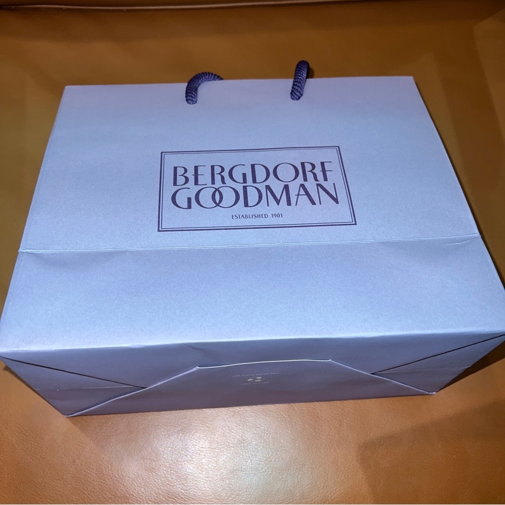 BERGDORF GOODMAN: Shopping Bag 🛍 Measurements: H 7.5” x L 9" x W 4.75"